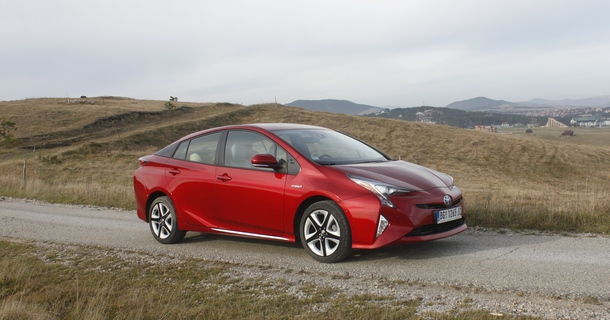 Garaža test: Toyota Prius Executive 1,8 VVT-i HSD
