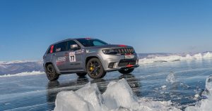 Jeep® Grand Cherokee Trackhawk je na Bajkalskom jezeru postavio rekordnu brzinu u vožnji na ledu u kategoriji terenaca