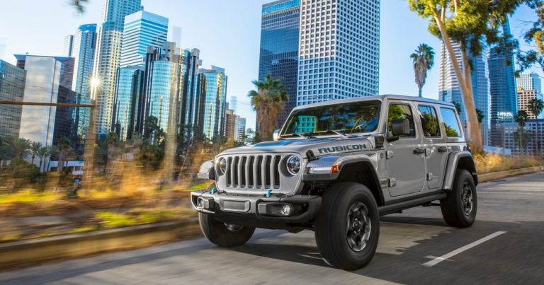 Novi Jeep® Wrangler 4xe se pridružuje 4xe modelima Renegade i Compass u globalnoj ponudi električnih vozila brenda
