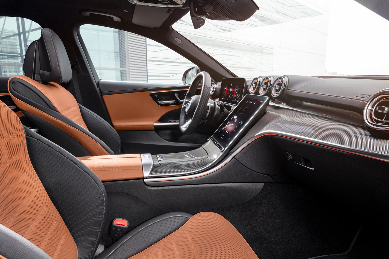 Mercedes-Benz C-Klasse, 2021, Selenitgrau magno, Leder zweifarbig Sienabraun/Schwarz. Interieur // Mercedes-Benz C-Class, 2021, selenite grey magno, siena brown/black leather. Interior