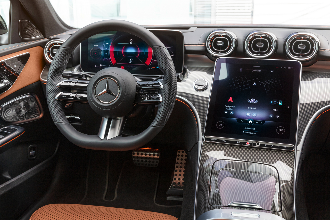 Mercedes-Benz C-Klasse, 2021, Selenitgrau magno, Leder zweifarbig Sienabraun/Schwarz. Interieur // Mercedes-Benz C-Class, 2021, selenite grey magno, siena brown/black leather. Interior