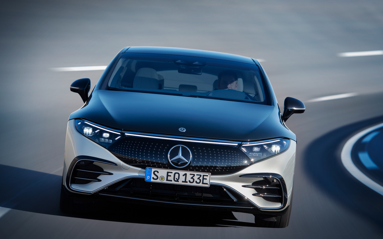 Mercedes-EQ, EQS 580 4MATIC, Exterieur, Farbe: hightechsilber/obsidianschwarz, AMG-Line, Edition 1;( Stromverbrauch kombiniert: 20,0-16,9 kWh/100 km; CO2-Emissionen kombiniert: 0 g/km) // Mercedes-EQ, EQS 580 4MATIC, Exterior, colour: high-tech silver/obsidian black, AMG-Line, Edition 1; (combined electrical consumption: 20.0-16.9 kWh/100 km; combined CO2 emissions: 0 g/km)