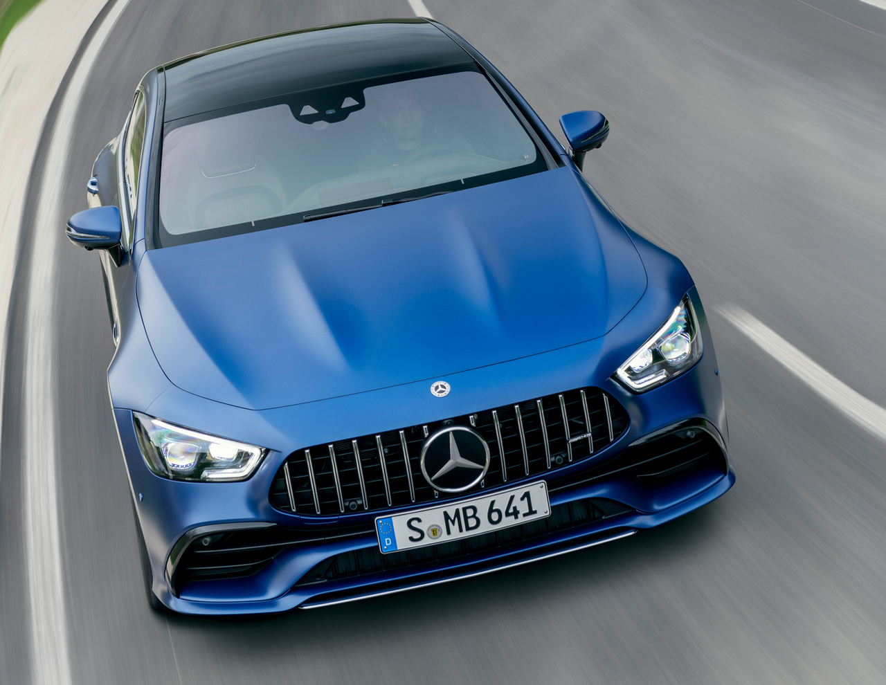 Mercedes-AMG GT 53 4MATIC+ (Kraftstoffverbrauch kombiniert: 8,7–8,6 l/100 km, CO2-Emissionen kombiniert: 198-196 g/km); 2021; Exterieur: spektralblau magno; Interieur: Leder Exklusiv Nappa STYLE tartufobraun/schwarz, Performance Lenkrad in Leder Nappa mit Lenkradtasten;Kraftstoffverbrauch kombiniert: 8,7–8,6 l/100 km, CO2-Emissionen kombiniert: 198-196 g/km *<br /> Mercedes-AMG GT 53 4MATIC+ (combined fuel consumption: 8,7-8,6 l/100 km, combined CO2 emissions: 198-196 g/km); 2021; exterior: spectrale blue magno; interior: exclusive leather nappa STYLE truffle brown/black, steering wheel in nappa leather with steering wheel buttons;Combined fuel consumption: 8,7-8,6 l/100 km, combined CO2 emissions: 198-196 g/km *