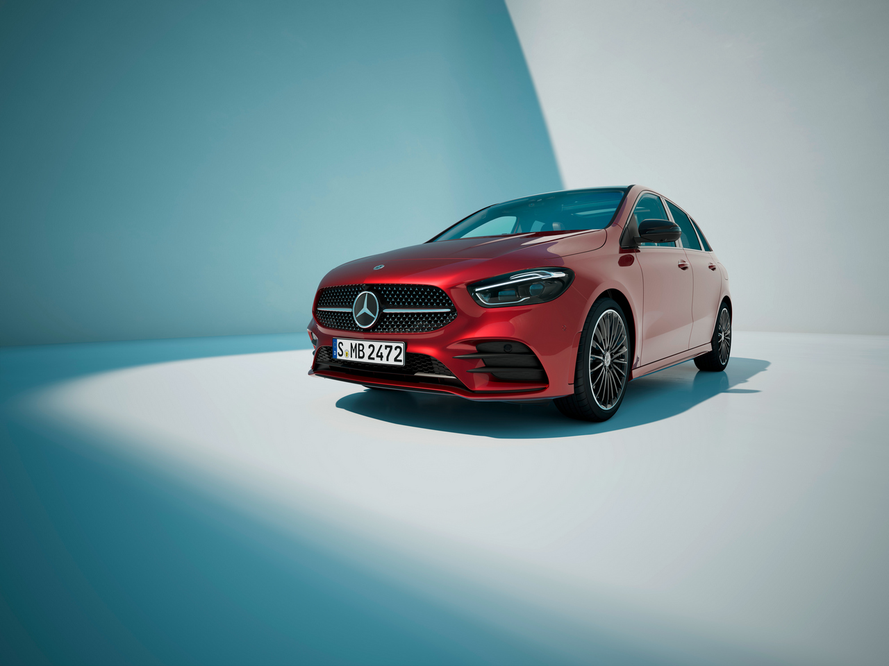 Mercedes-Benz B 250 e, fuel consumption combined, weighted (WLTP) 1,2-0,9 l/100 km, electric energy consumption combined, weighted (WLTP) 17.4-15.4 kWh/100km, CO2 emissions combined, weighted (WLTP) 27-20 g/km; exterior: patagonia red MANUFAKTUR, AMG line<br /> Mercedes-Benz B 250 e, fuel consumption combined, weighted (WLTP) 1,2-0,9 l/100 km, electric energy consumption combined, weighted (WLTP) 17.4-15.4 kWh/100km, CO2 emissions combined, weighted (WLTP) 27-20 g/km; exterior: patagonia red MANUFAKTUR, AMG line;Fuel consumption combined, weighted (WLTP) 1,2-0,9 l/100 km, electric energy consumption combined, weighted (WLTP) 17.4-15.4 kWh/100km, CO2 emissions combined, weighted (WLTP) 27-20 g/km*