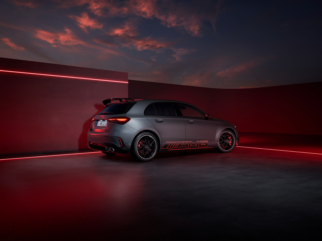 Der neue Mercedes-AMG A 45 S 4MATIC+ (Kraftstoffverbrauch kombiniert (WLTP): 9,2–8,8 l/100 km, CO2-Emissionen kombiniert (WLTP): 208–200 g/km);Kraftstoffverbrauch kombiniert (WLTP): 9,2–8,8 l/100 km, CO2-Emissionen kombiniert (WLTP): 208–200 g/km*<br /> The new Mercedes-AMG A 45 S 4MATIC+ (combined fuel consumption (WLTP): 9.2–8.8 l/100 km, combined CO2 emissions (WLTP): 208–200 g/km);Combined fuel consumption (WLTP): 9.2–8.8 l/100 km, combined CO2 emissions (WLTP): 208–200 g/km*