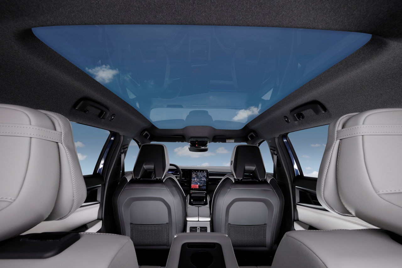 E4 VERSION - BEIGE PERFORATED LEATHER UPHOLSTERY - PANORAMIC GLASS ROOF