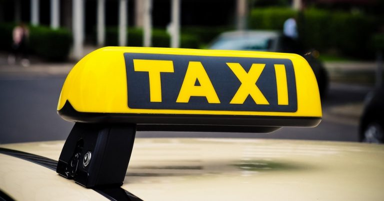 Kako znati da li je auto korišćen kao taksi vozilo: Ove marke i boje automobila mogu biti pokazatelj