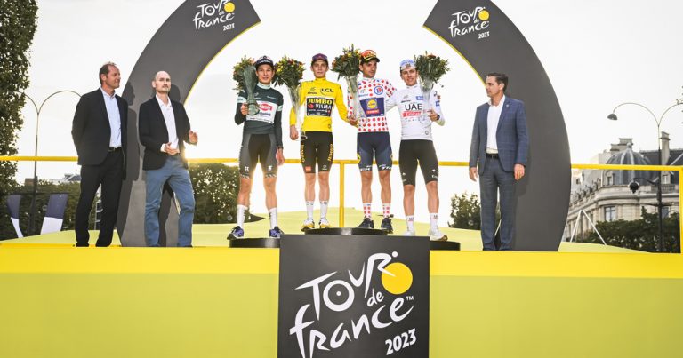 Pobednik Tour de France-a do cilja u pratnji maskiranog novog Superb Combi, uručenje pehara Škoda Design tima