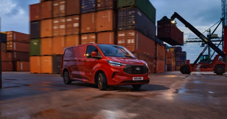 Potpuno novi Ford Tourneo Custom pruža podesivi prostor sa devet sedišta, premium tehniku i veću udobnost