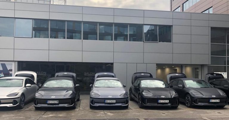 Flotna prodaja u velikom porastu. Hyundai Srbija isporučila prvih 10 od ukupno 24 vozila IONIQ 6 kompaniji AstraZeneca u saradnji sa ALD Automotive.
