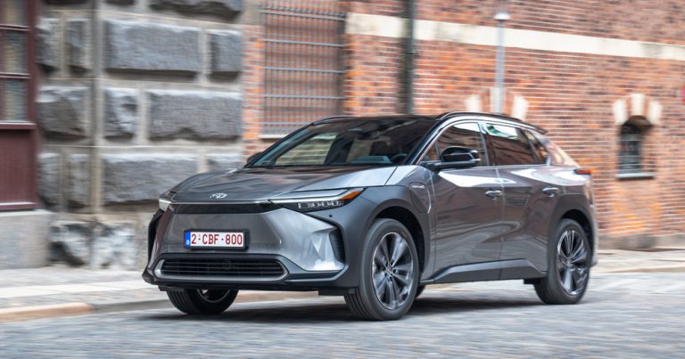 Potpuno električna Toyota bZ4X dobija brže punjenje, više komfora i nova praktična rešenja