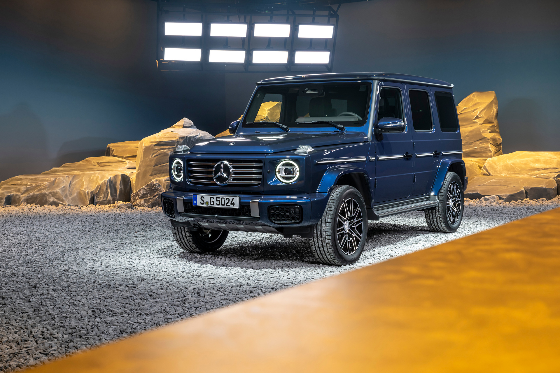 Mercedes-Benz G500, Exterieur: sodalithblau, Interieur: MANUFAKTUR catalanabeige / schwarz [Energieverbrauch kombiniert: 12,3-10,9 l/100 km | CO₂-Emissionen kombiniert: 281-248 g/km | CO2-Klasse: G];Energieverbrauch kombiniert: 12,3-10,9 l/100 km | CO₂-Emissionen kombiniert: 281-248 g/km | CO2-Klasse: G<br />
Mercedes-Benz G500, Exterior: sodalith blue, Interior: MANUFAKTUR catalana beige / black (combined energy consumption: 12.3-10.9 l/100 km | combined CO₂ emissions: 281-248 g/km | CO2 class: G);combined energy consumption: 12.3-10.9 l/100 km | combined CO₂ emissions: 281-248 g/km | CO2 class: G