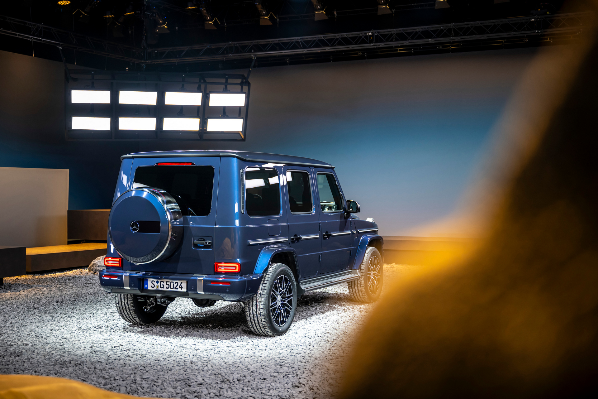 Mercedes-Benz G500, Exterieur: sodalithblau, Interieur: MANUFAKTUR catalanabeige / schwarz [Energieverbrauch kombiniert: 12,3-10,9 l/100 km | CO₂-Emissionen kombiniert: 281-248 g/km | CO2-Klasse: G];Energieverbrauch kombiniert: 12,3-10,9 l/100 km | CO₂-Emissionen kombiniert: 281-248 g/km | CO2-Klasse: G<br />
Mercedes-Benz G500, Exterior: sodalith blue, Interior: MANUFAKTUR catalana beige / black (combined energy consumption: 12.3-10.9 l/100 km | combined CO₂ emissions: 281-248 g/km | CO2 class: G);combined energy consumption: 12.3-10.9 l/100 km | combined CO₂ emissions: 281-248 g/km | CO2 class: G