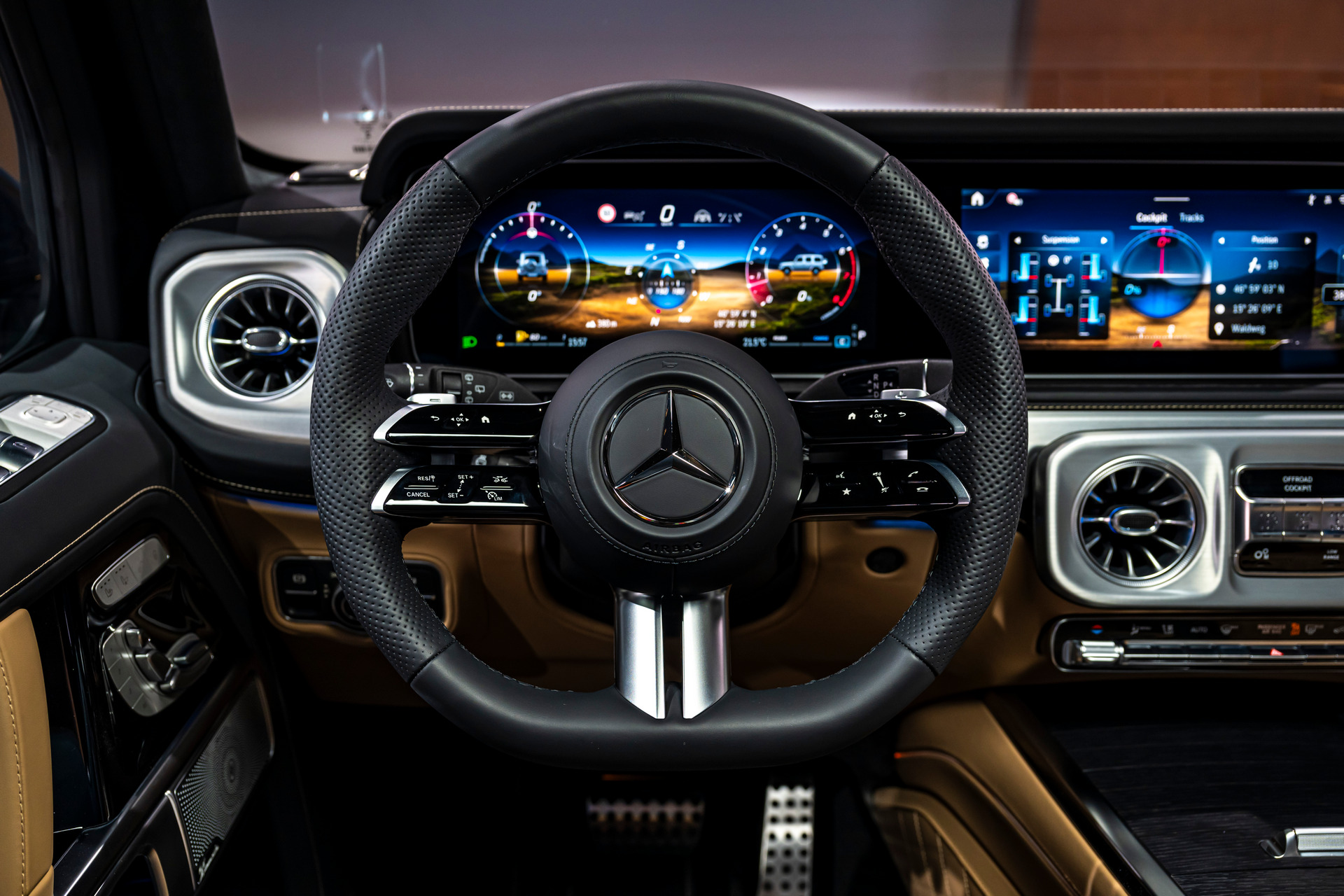 Mercedes-Benz G500, Exterieur: sodalithblau, Interieur: MANUFAKTUR catalanabeige / schwarz [Energieverbrauch kombiniert: 12,3-10,9 l/100 km | CO₂-Emissionen kombiniert: 281-248 g/km | CO2-Klasse: G];Energieverbrauch kombiniert: 12,3-10,9 l/100 km | CO₂-Emissionen kombiniert: 281-248 g/km | CO2-Klasse: G<br />
Mercedes-Benz G500, Exterior: sodalith blue, Interior: MANUFAKTUR catalana beige / black (combined energy consumption: 12.3-10.9 l/100 km | combined CO₂ emissions: 281-248 g/km | CO2 class: G);combined energy consumption: 12.3-10.9 l/100 km | combined CO₂ emissions: 281-248 g/km | CO2 class: G