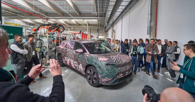 Škoda otvara novu halu za montažu baterijskih sistema, postajući najveći proizvođač baterijskih sistema za električna vozila u Volkswagen grupi i ključni stub njene strategije elektrifikacije